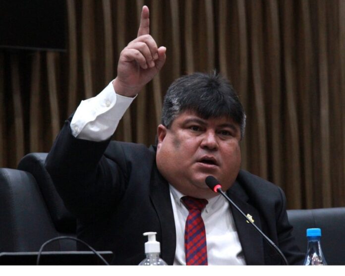 Após meses de decisões judiciais e disputas internas, o presidente da Câmara Municipal de Manaus (CMM), David Reis (Avante) determinou a suspensão do processo licitatório para a construção do segundo prédio anexo da Casa legislativa, conhecido como 