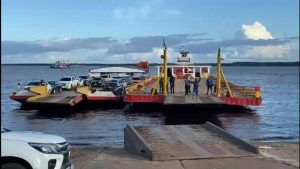 Um vídeo compartilhado nas redes sociais nesta segunda-feira (31) mostra o momento em que um "empurrador", barco responsável pela locomoção de balsas, afundou no rio Negro