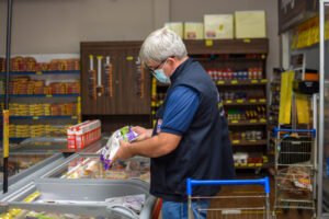 Procon-AM apreende produtos fora da validade em supermercado