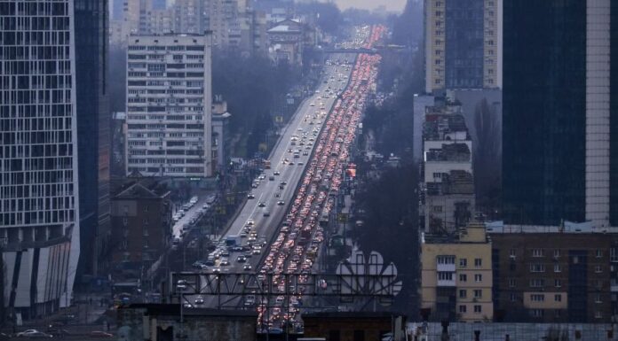 Ucrânia: moradores de Kiev formam longas filas de carro para fugir do país (Foto: Getty Images)