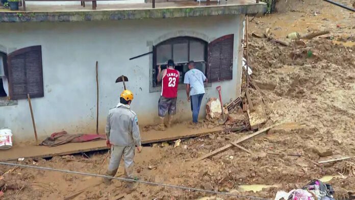 Uma tempestade que atingiu a cidade de Petrópolis, na Região Serrana do Rio, na tarde dessa terça-feira (15) causou destruição de morros, veículos e bloqueio de vias importantes, o que dificultou o acesso aos desabrigados