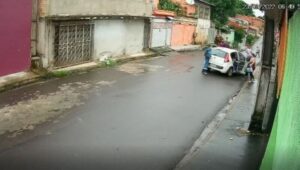 Câmeras de segurança registraram a abordagem de três assaltantes a passageiros de um carro modelo Palio, placa OAF 5984, durante assalto na manhã desta quarta-feira(23), na Rua das Palmeiras, bairro São José 3, zona Leste de Manaus