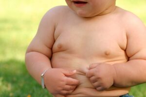 Estudo diz que uma a cada 10 crianças de até 5 anos no Brasil está acima do peso
