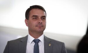 Flávio Bolsonaro coloca em dúvida permanência de Paulo Guedes em eventual segundo governo