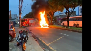 Veja vídeo: Carro pega fogo na Cachoeirinha e tem perda total