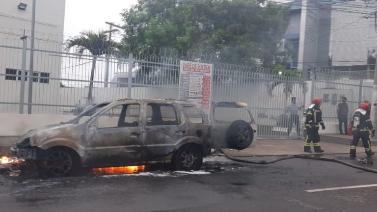 VÍDEO: carro fica totalmente destruído após pegar fogo no Parque 10 VÍDEO: carro fica totalmente destruído após pegar fogo no Parque 10