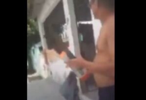 Motoboy é ameaçado por cliente com facão em Manaus (Foto: Reprodução)