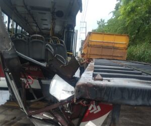 Ônibus da linha 418 fica com traseira destruída após colidir com carreta em Manaus (Foto: Divulgação)