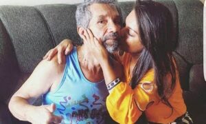 Com Alzheimer, pai da cantora Paulinha Abelha não sabe do falecimento da filha