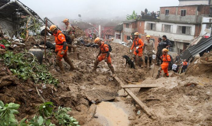 Sobre para 58 o número de vítimas em Petrópolis após temporal (Foto: Reuters/RicardoMoraes)