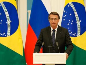 Bolsonaro anuncia que sobrevoará Petrópolis na sexta-feira após voltar de viagem