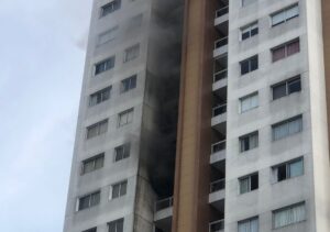 Incêndio atinge apartamento em condomínio na avenida Efigênio Sales (Foto: Divulgação)