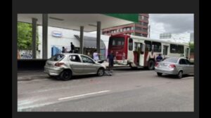 Veja vídeo: Carro bate na traseira de ônibus na faixa liberada para o transporte coletivo