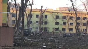 Ucrânia acusa russos de destruírem hospital e maternidade em Mariupol