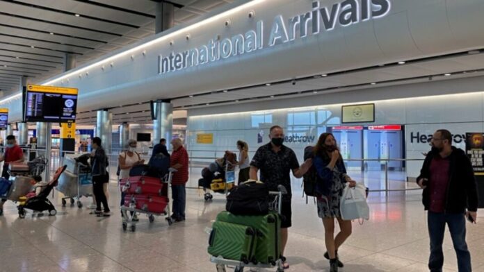 Uso de máscaras continua obrigatório em aeroportos e aviões