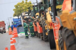 Funcionários das empresas ligadas ao Consórcio AM-010, que executa obras de recuperação da rodovia que liga Manaus a Itacoatiara, não recebem salários desde outubro do ano passado