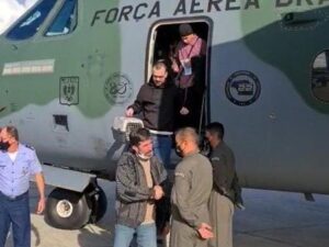 O avião da Força Aérea Brasileira (FAB) KC-390 Millennium, enviado para resgatar brasileiros que estavam na Ucrânia, partiu da Polônia na quarta-feira (9) e chegou na manhã de hoje ao Recife