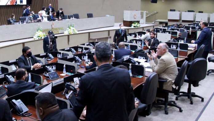 Anunciada pelo vice-presidente da Câmara Municipal de Manaus (CMM), vereador Wallace Oliveira (PROS), a suspensão de ordem do dia (período voltado à deliberação de projetos) motivou críticas de colegas durante sessão plenária desta segunda-feira (28). De acordo com Oliveira, não havia 