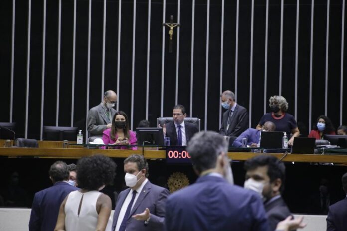 Cinco dos oito deputados amazoneses votaram a favor da tramitação em regime de urgência do projeto de lei (PL) 191/20, que autoriza a mineração em terras indígenas