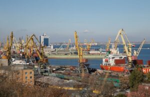 Um cargueiro vindo da Estônia afundou, nesta quinta-feira (3), no principal porto ucraniano de Odessa, no Mar Negro, horas depois que um outro navio, de Bangladesh, foi atingido por um míssil ou bomba em outro porto
