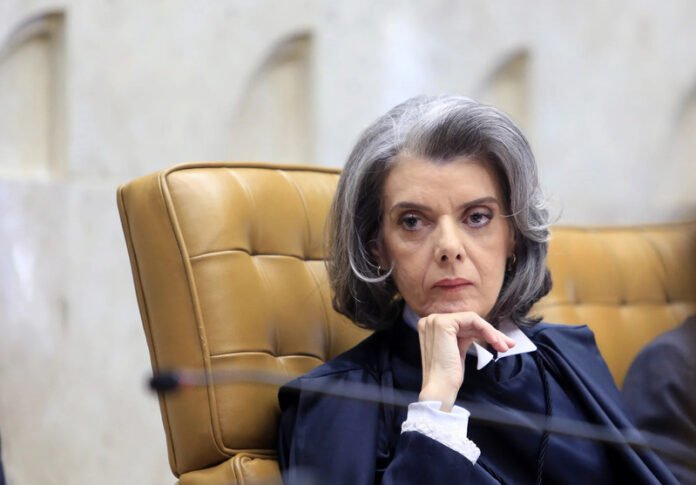 A ministra Cármen Lúcia, do Supremo Tribunal Federal (STF), atendeu ao pedido da Procuradoria-Geral da República (PGR) e autorizou nesta quinta-feira (24) a abertura de inquérito para apurar suspeitas de favorecimento do ministro da Educação, Milton Ribeiro, a pastores na liberação de recursos para prefeituras de aliados