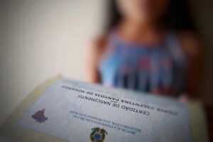 A Defensoria Pública do Estado do Amazonas (DPE-AM) realiza neste sábado (12) um mutirão de atendimentos em Manaus para promover o reconhecimento de filiação de crianças sem o nome do pai na certidão de nascimento