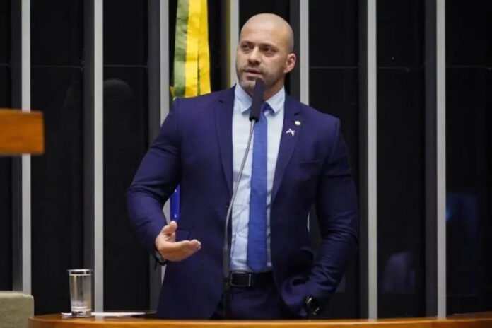 O ministro Alexandre de Moraes, do Supremo Tribunal Federal (STF), atendeu na segunda-feira (28) a pedido da Procuradoria-Geral da República sobre novas medidas restritivas ao deputado Daniel Silveira (União Brasil-RJ), como o uso de tornozeleira eletrônica e a proibição de participar de eventos públicos