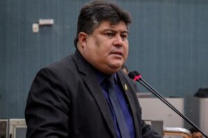 O presidente da Câmara Municipal de Manaus, vereador David Reis, autorizou a prorrogação de mais três contratos para serviços como aluguel de automóveis e troca de utensílios para escritório