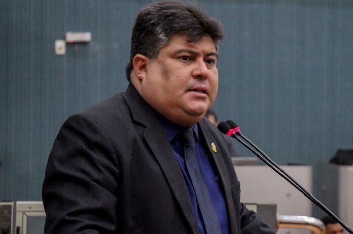 O presidente da Câmara Municipal de Manaus, vereador David Reis, autorizou a prorrogação de mais três contratos para serviços como aluguel de automóveis e troca de utensílios para escritório