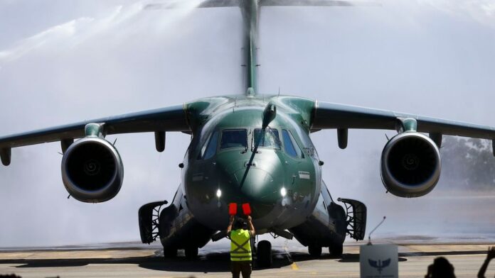 Avião da FAB com brasileiros resgatados da Ucrânia inicia voo de volta