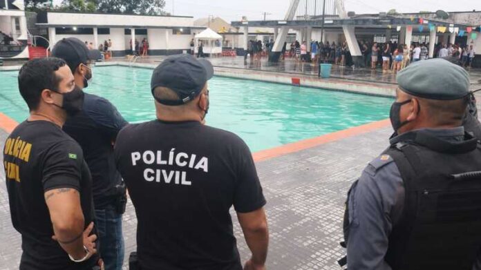 Agentes da Central Integrada de Fiscalização (CIF) vistoriaram oito estabelecimentos, entre bares, restaurantes e casas de shows, na noite de terça-feira de Carnaval (1). Destes, seis foram autuados por irregularidades