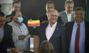 Alckmin se filia ao PSB e dá mais um passo para ser vice de Lula