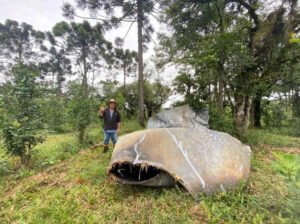 Um casal de São Mateus do Sul, no sul do Paraná, encontrou nesta quarta-feira (16) um pedaço de metal retorcido, com cerca de quatro metros de comprimento