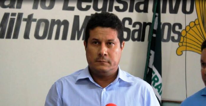 O prefeito do município de Luís Domingues (MA), Gilberto Braga (PSDB), afirmou que um dos pastores que negociam transferências de recursos federais para prefeituras pediu 1 kg de ouro para liberar verbas de obras de educação para a cidade