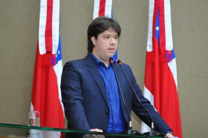 Durante sessão da Assembleia Legislativa do Amazonas (ALE-AM) desta quarta-feira (30), parlamentares aprovaram por unanimidade a indicação do ex-secretário de Educação do Amazonas, Luís Fabian, para o cargo de conselheiro do Tribunal de Contas do Estado (TCE-AM)