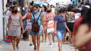 A decisão do prefeito de Manaus, David Almeida (Avante), de suspender o uso obrigatório de máscaras em todos os ambientes foi formalizada na edição dessa terça-feira (29) do Diário Oficial do Município (DOM) e entra em vigor hoje