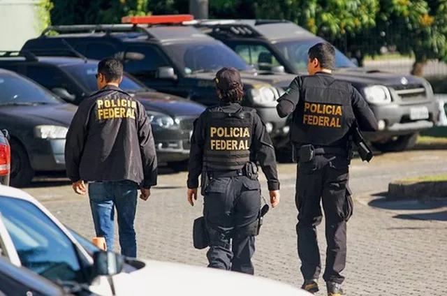 A Polícia Federal (PF) cumpre nesta segunda-feira (21) oito mandados de busca e apreensão contra suspeitos de fraudarem o auxílio emergencial. Segundo a PF, o prejuízo causado pela organização criminosa pode chegar a R$ 1 milhão