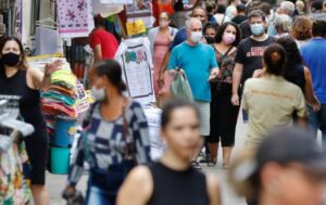 A partir desta quarta-feira (16), o uso de máscaras contra a Covid-19 não será mais obrigatório na capital amazonense, conforme determina o decreto 5.274, publicado no Diário Oficial do Município (DOM) de hoje
