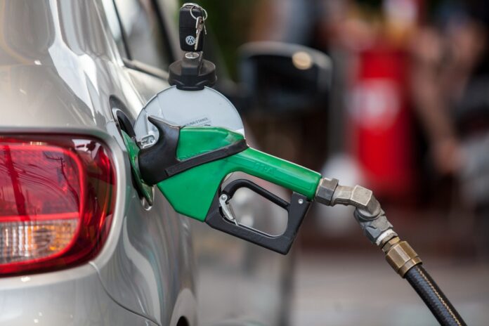 Procon fiscaliza postos de combustíveis após aumento da gasolina