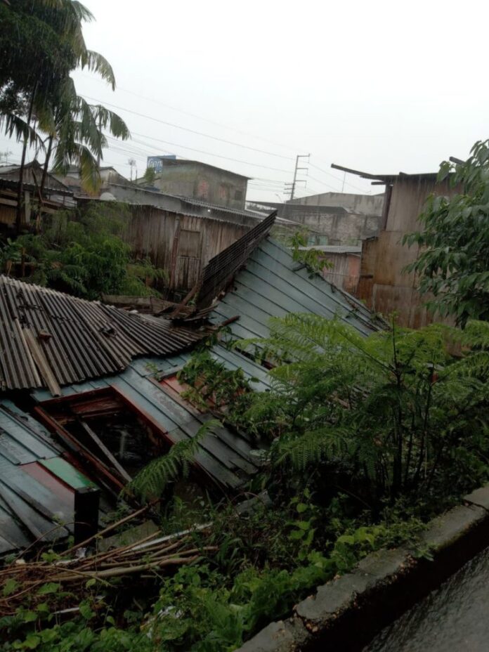 Casa desaba após forte chuva na comunidade da Sharp