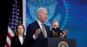 Biden chama Putin de "criminoso de guerra" e anuncia ajuda de 800 milhões a Ucrânia