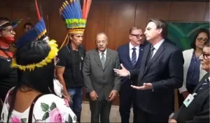 Bolsonaro recebe medalha de mérito indigenista pelo ministério da Justiça