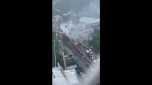 Veja vídeos: Carro de luxo pega fogo em viaduto de Manaus