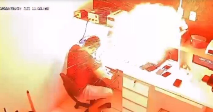 Assista ao momento que celular explode enquanto técnico fazia reparos (Foto: Reprodução)