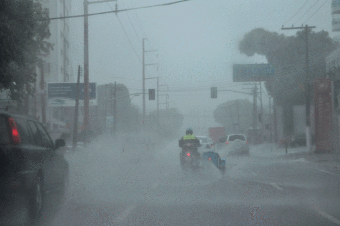 Forte chuva causa alagamentos e deixa moradores ilhados em Manaus