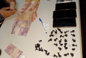 Criança de 10 anos é apreendida com drogas e mais de R$1 mil no AM; dois homens foram presos (Foto: Reprodução)