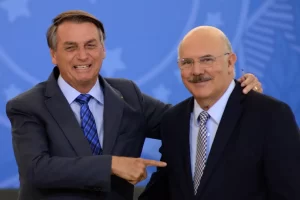 Sites apontam que Bolsonaro deve demitir ministro da Educação