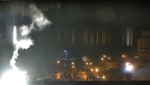 Usina Nuclear de Zaporizhzhia durante bombardeio na cidade de Enerhodar, na Ucrânia, em 4 de março de 2022 (Foto: Zaporizhzhya NPP/YouTube/Reuters)