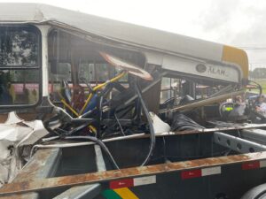 Acidente entre ônibus e carreta em Manaus no início da tarde desta segunda (07) (Foto: Divulgação)