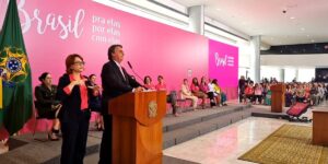 Bolsonaro assina decreto que prevê distribuição gratuita de absorventes para mulheres carentes